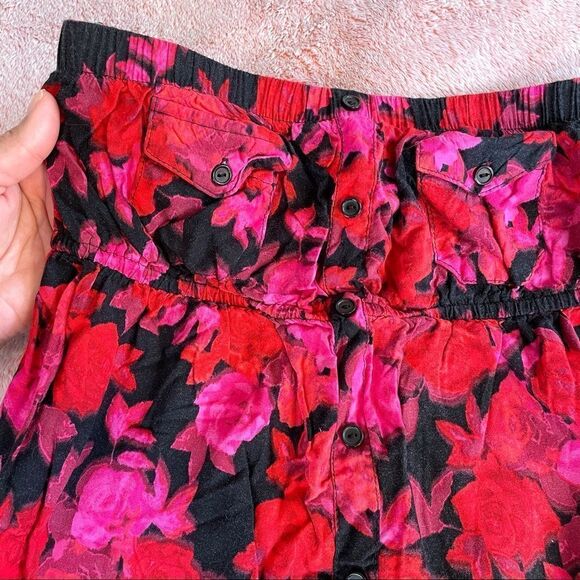 Vibrantā
RedāFloralĀ TubeāTop - Picture 2 of 4